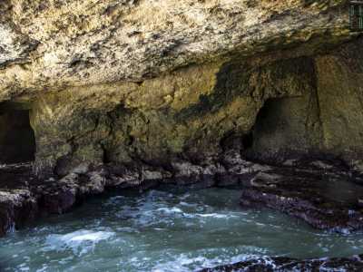 ...� possibile poi giungere nel secondo ambiente della grotta, quello pi� grande e �monumentale�, di circa 10 metri per 10